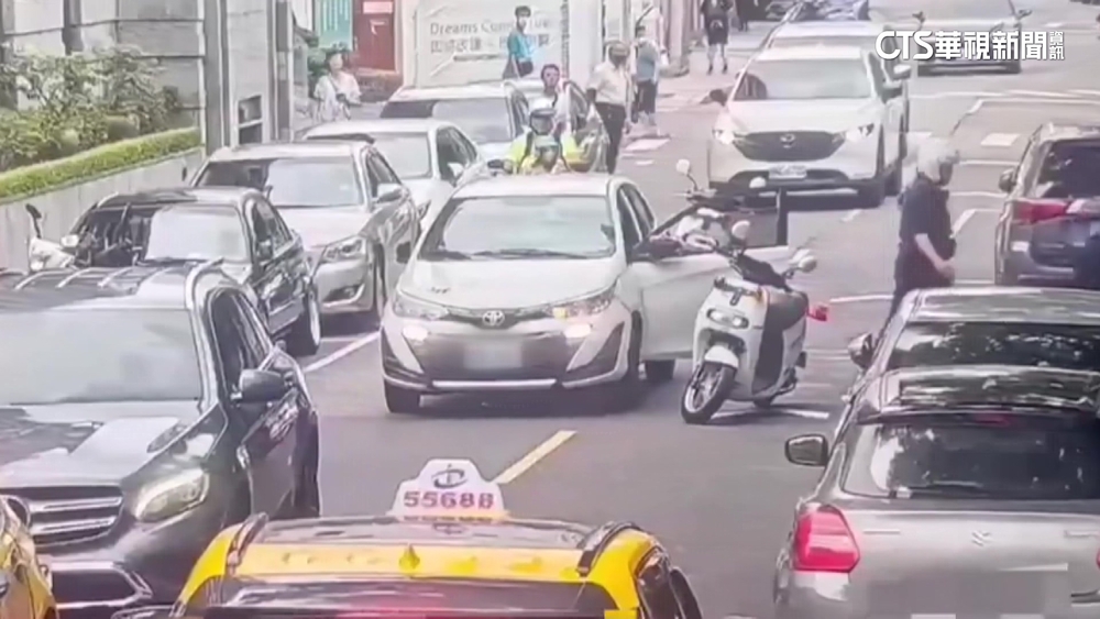 女子找警察陪還錢　債主違停見警察心虛逃逸