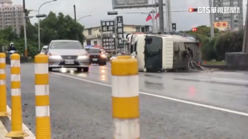 蘭陽大橋灑水車疑車速過快　自撞安全島翻覆