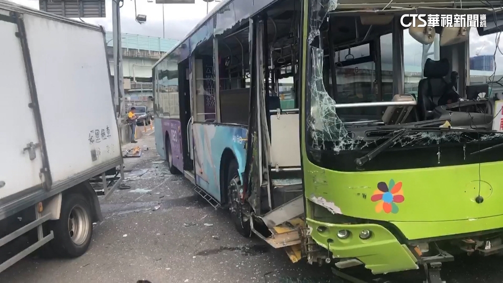 新北中山橋公車.小貨車車禍　12人輕傷.釀大塞車