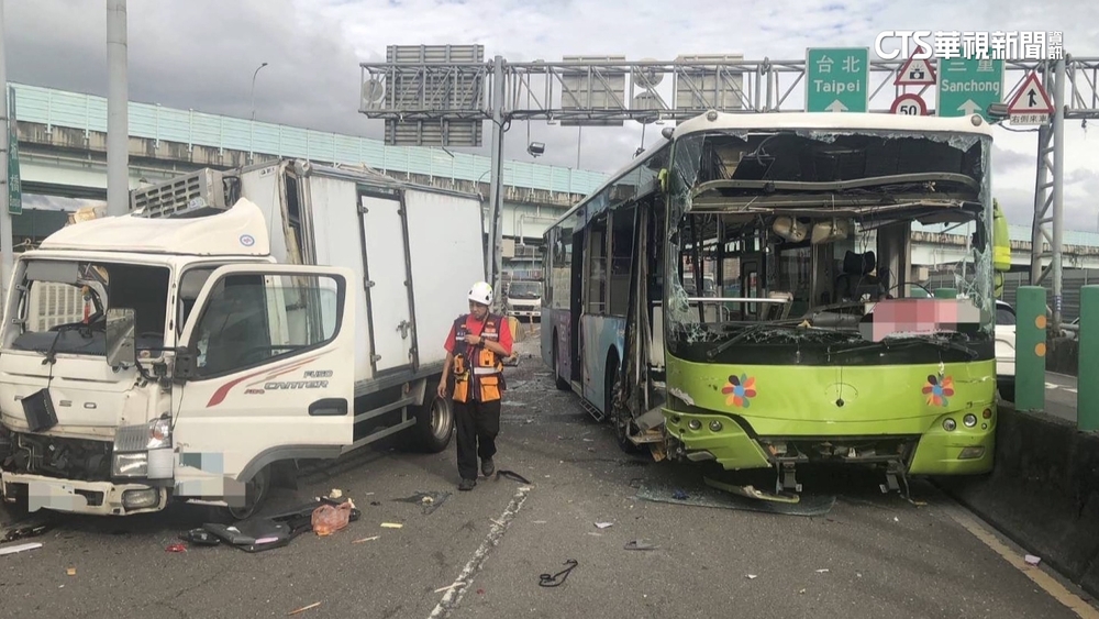 新北中山橋公車追撞貨車　13人受傷送醫
