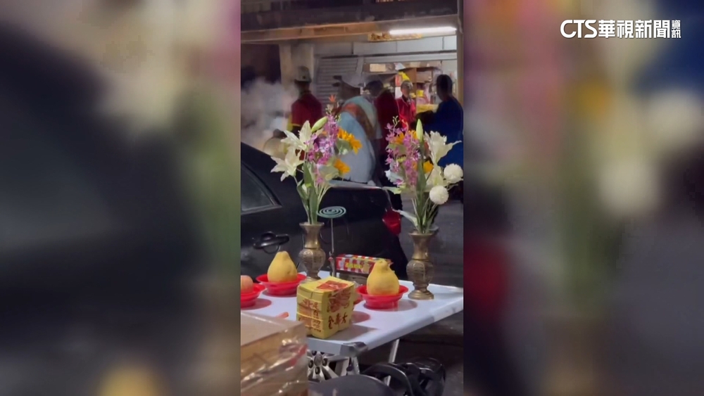 誤把「蚊香」當「香環」拜拜　鄰居：老夫妻看錯