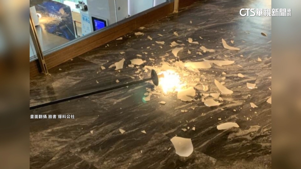 童背包撞倒門口立燈！餐廳求償3萬　付訂金才放人