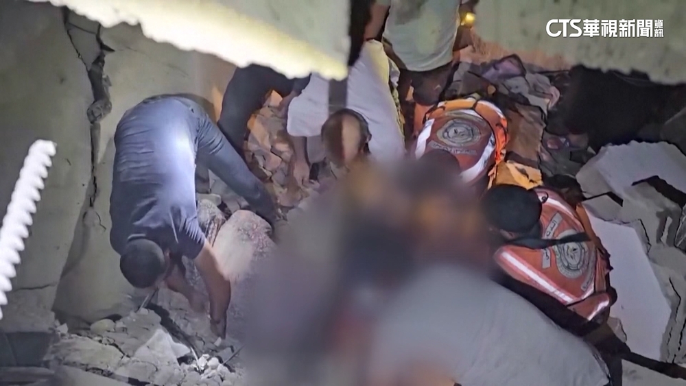 以色列轟炸加薩難民營　傷患滿身血困瓦礫堆