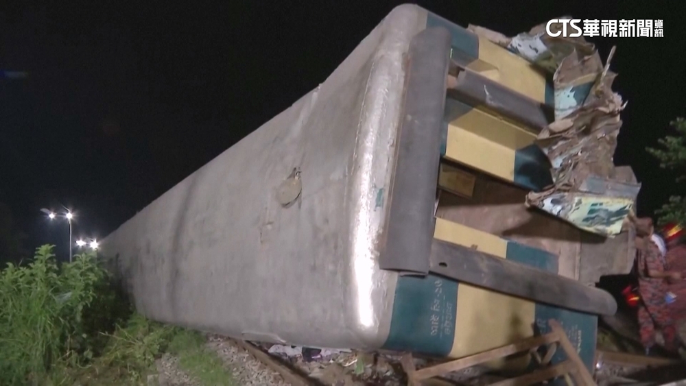 孟加拉火車對撞　車廂翻覆至少17死上百傷