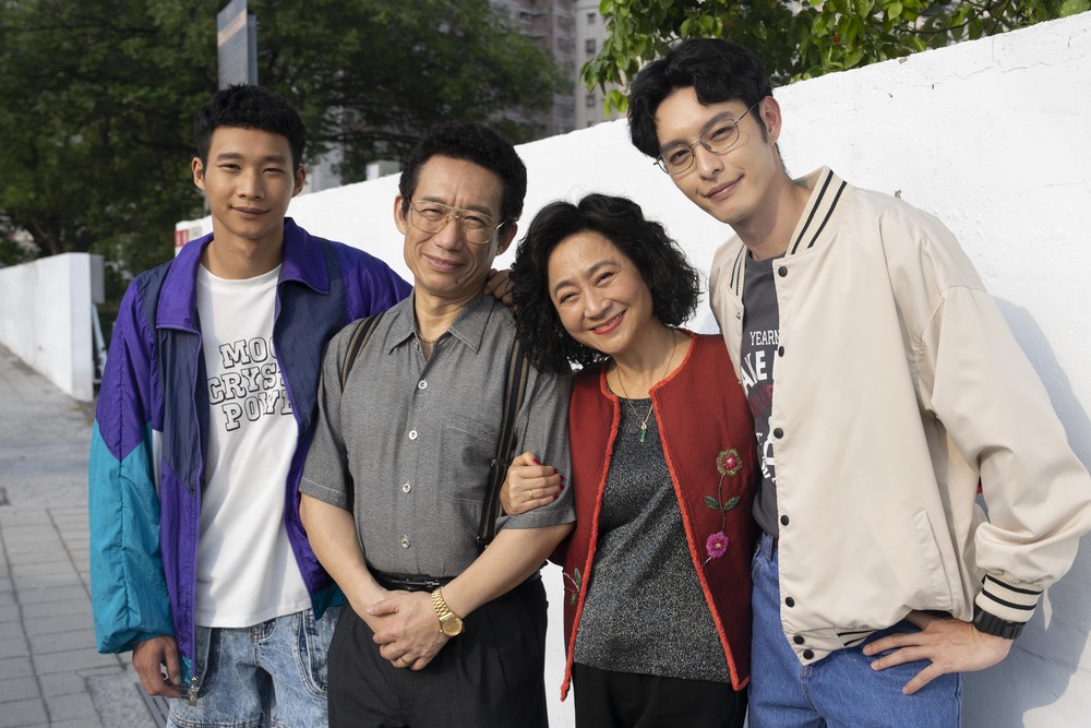 《華麗計程車行》將從小人物的觀點出發，帶出一家人酸甜苦辣的人生際遇。(左起黃冠智、郭子乾、楊麗音、曹佑寧)