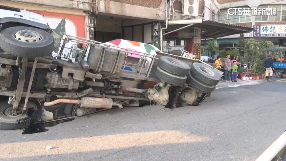 高雄路面突塌！水泥車陷坑側翻　居民一度受困