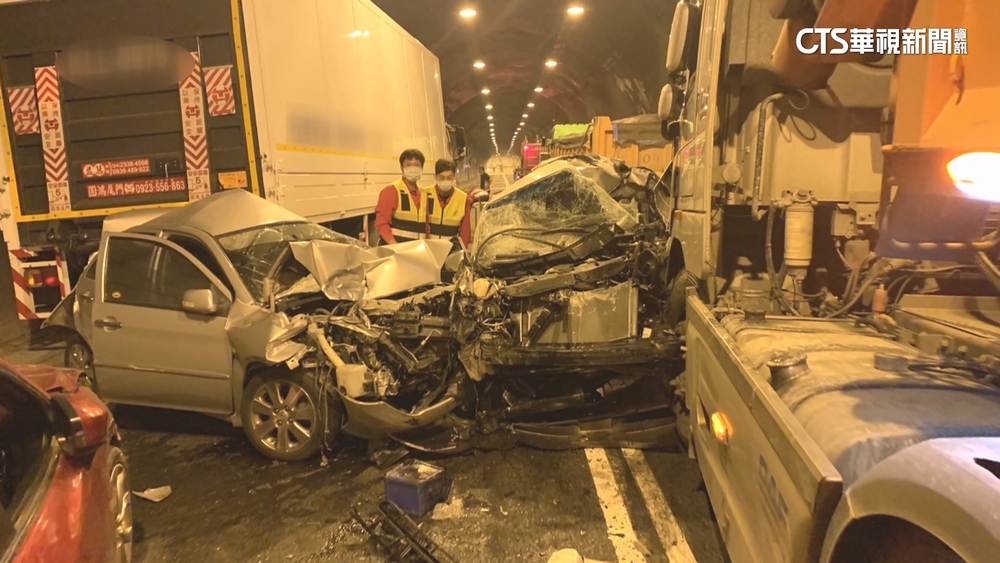 新澳隧道砂石車追撞　重機「保齡球式」拋飛重摔