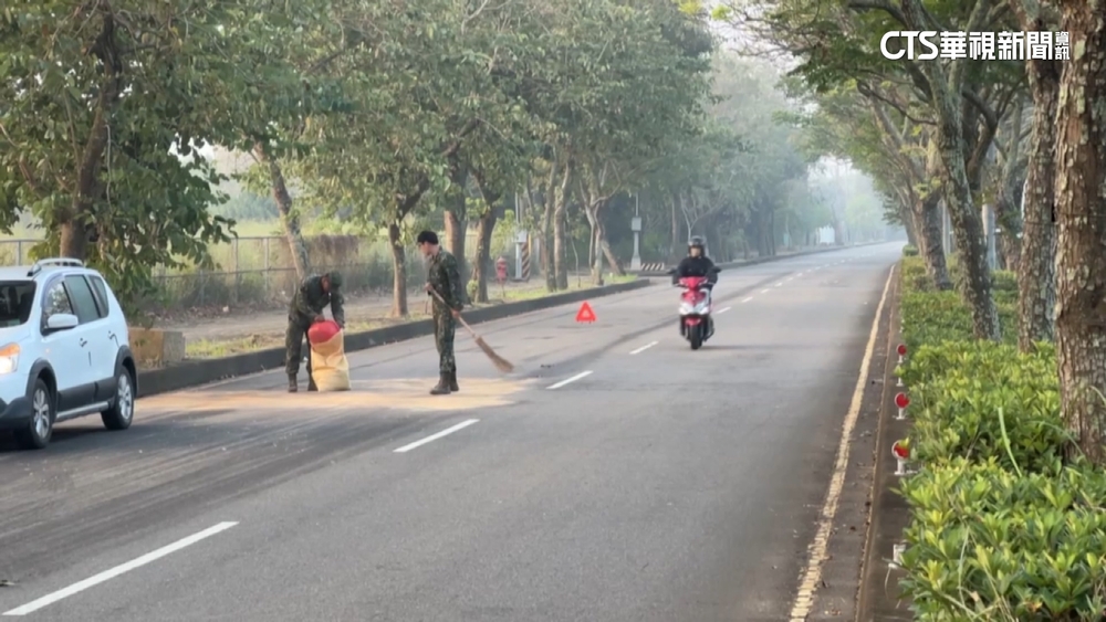 戰車半路突動力異常破管漏油　士兵忙木屑清理