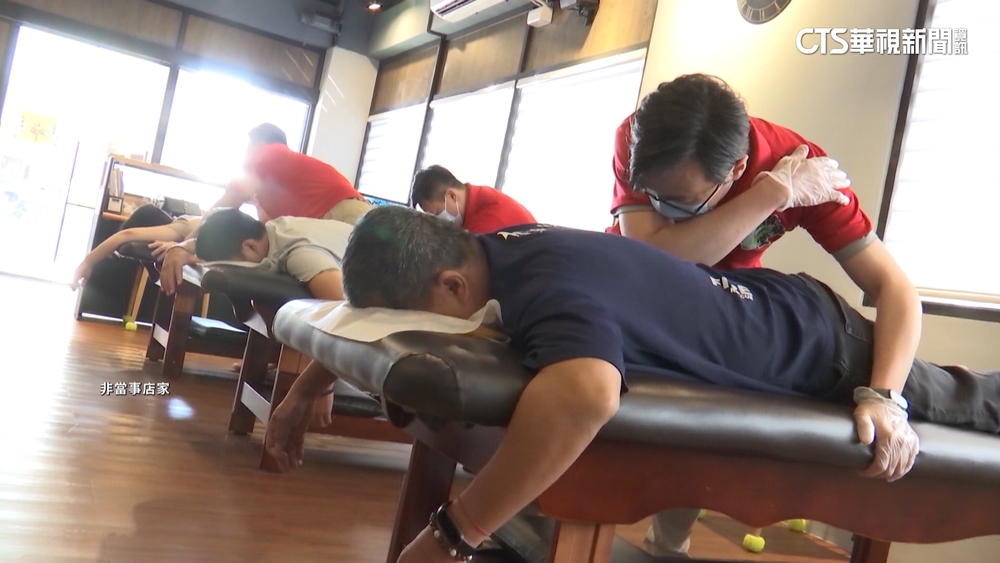 女「撥筋」放鬆小腿腫如象腿　醫警告：8種人不宜