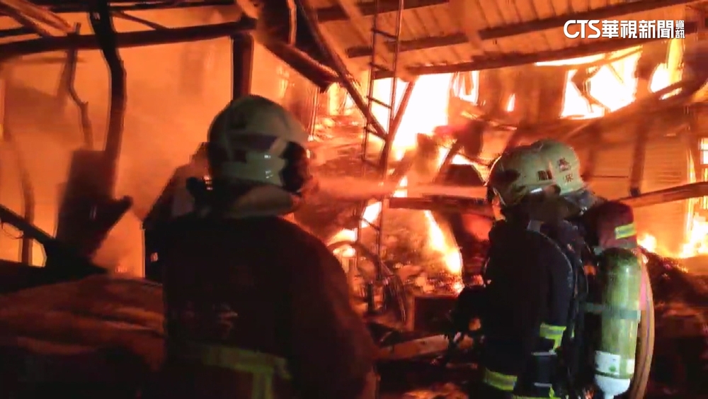 金山住宅凌晨起火　消防33車支援　屋主逃生