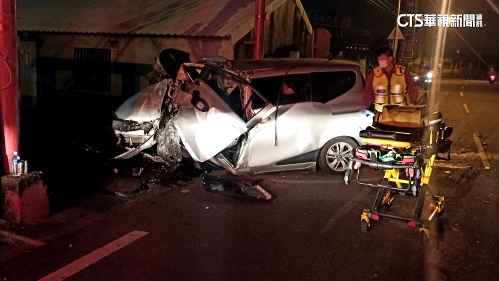 相約夜遊無照酒駕自撞　「車頭變形」1死3傷