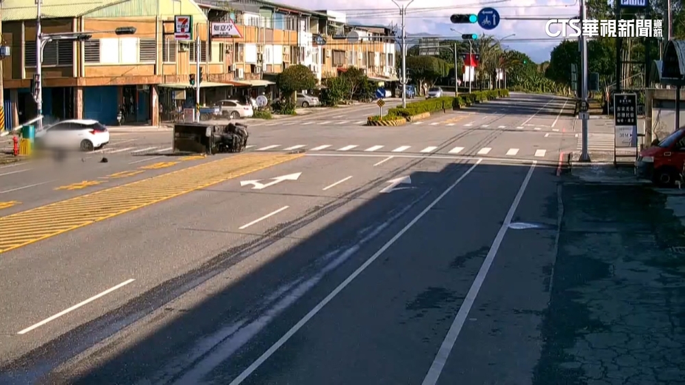 81歲無照開農用車與轎車猛撞　車上83歲婦拋飛亡