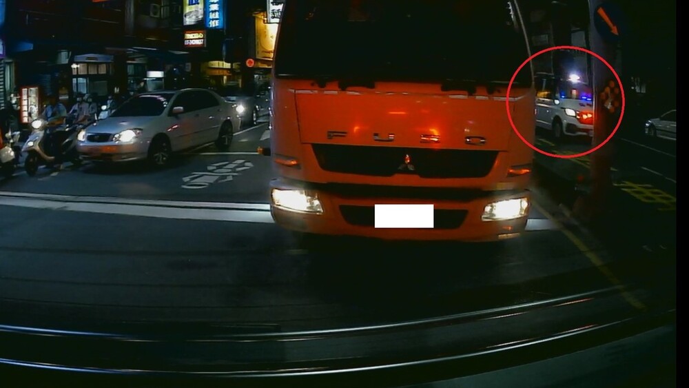 聞救護車鳴笛「超越停止線」禮讓遭拍車牌　駕駛憂被檢舉