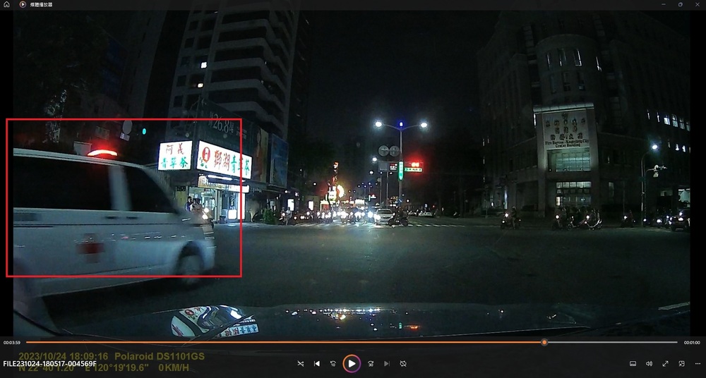 救護車疑似因順向道路汽機車多，最終選擇逆向行駛。圖／翻攝自「爆料公社二社」臉書