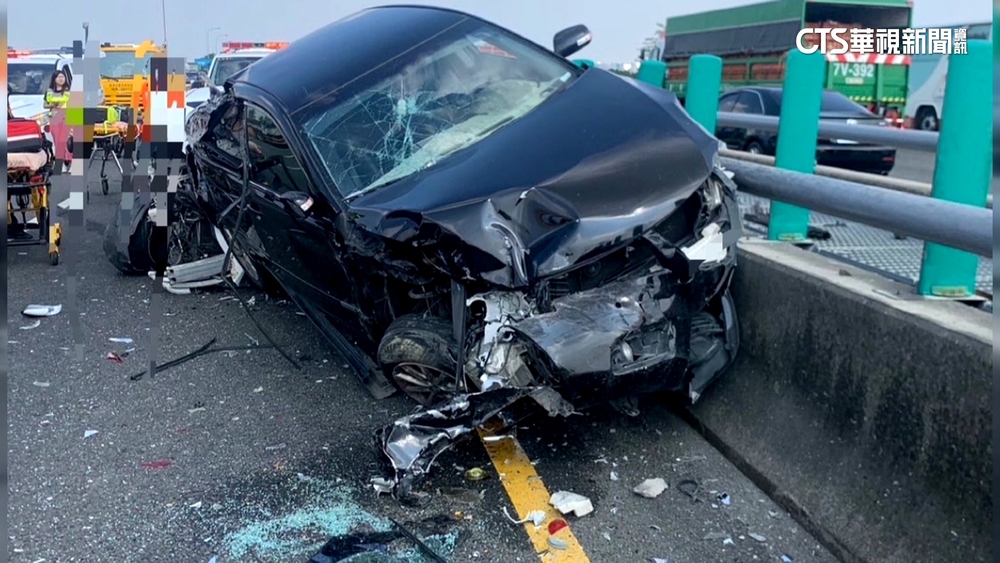 國1台南路段3車追撞　占用全線　車流大回堵