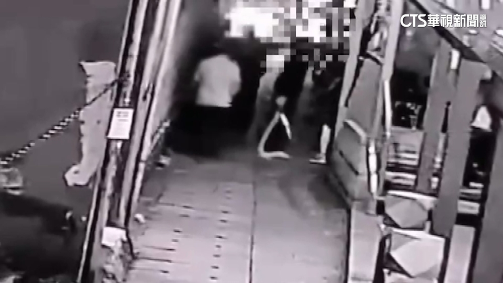 學生提醒不禮讓「罰6千」　遭騎士追進暗巷掌摑