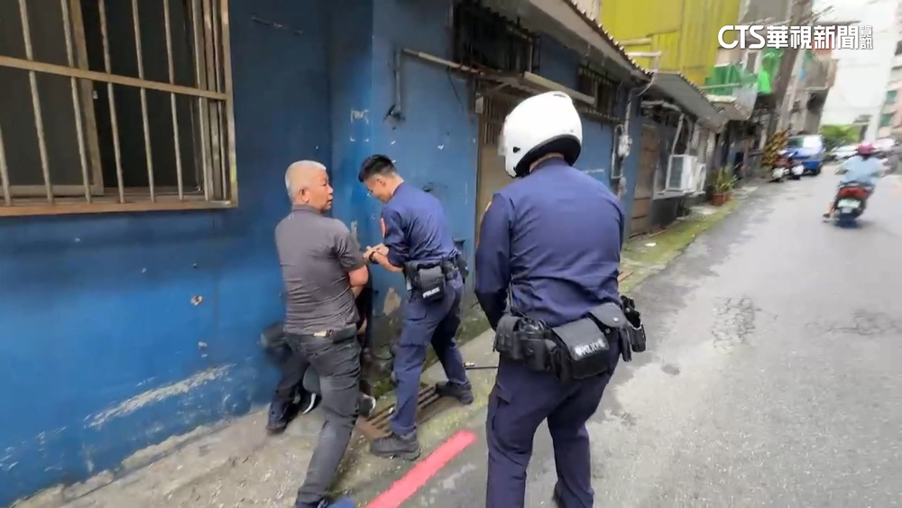 以為被通緝拒盤查！　男闖民宅跳屋頂　警民合力逮