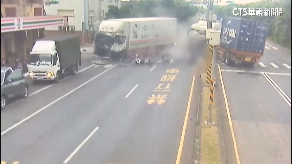 大貨車.曳引車相撞衝超商毀7車　駕駛酒測超標