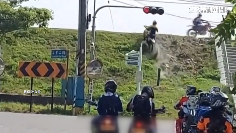 堤岸坡當練習場？　越野車刮壞草皮「光禿」一片