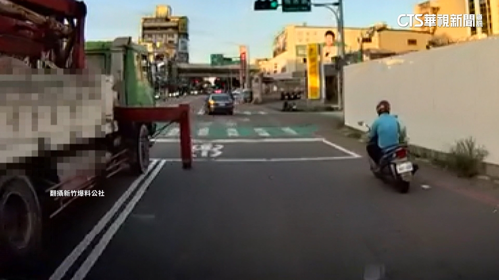 悚！　貨車支撐架突伸出　駕駛險「挨拐子」急閃