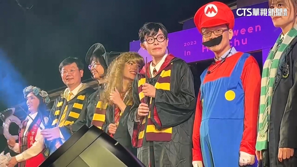 竹市萬聖節遊行插曲　諷高虹安提款機遭臉譜男包圍