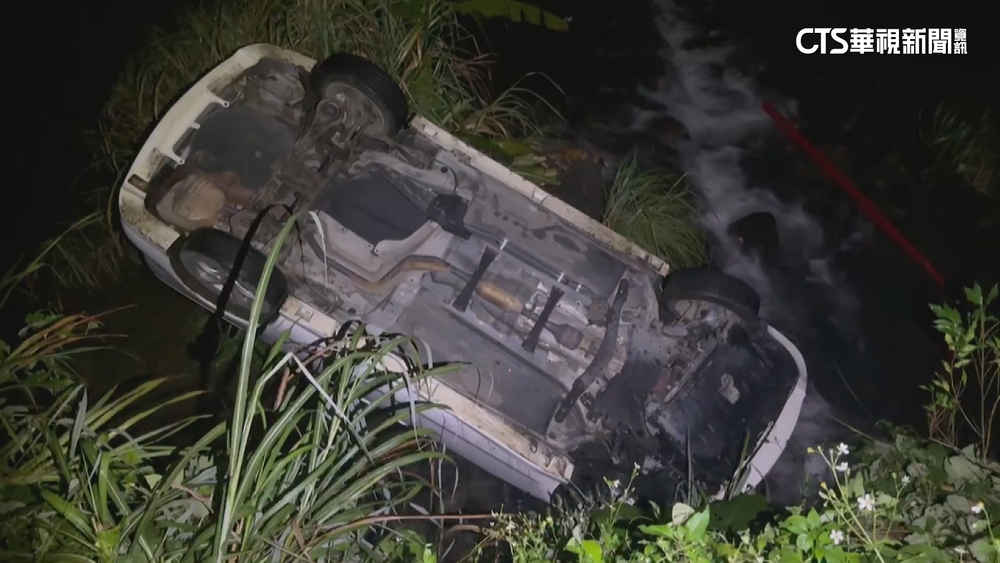 金山轎車失控墜溪　民眾搬梯助2男脫困