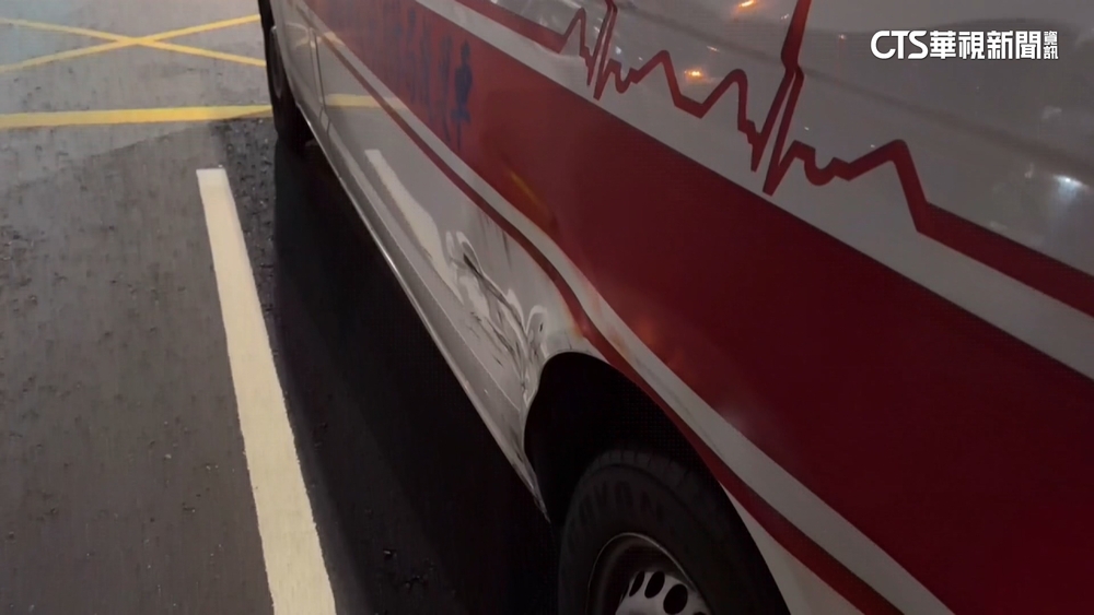 機車擦撞救護車　駕駛均無礙.派另救護車載送病患