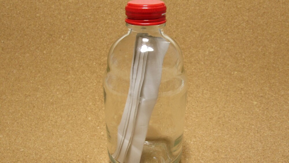 撿到瓶中信「倒掉沙子」　夫妻見紙條內容急丟回海：糟了