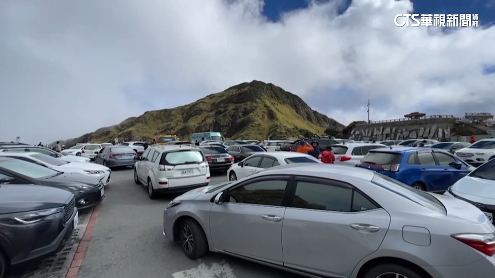 清境農場假日湧千名遊客 搶周圍百個車位違規多