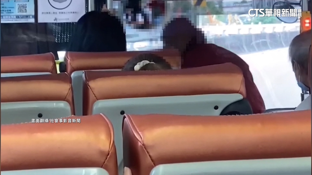 「睡過頭」逼公車停車被拒　男暴怒踹司機
