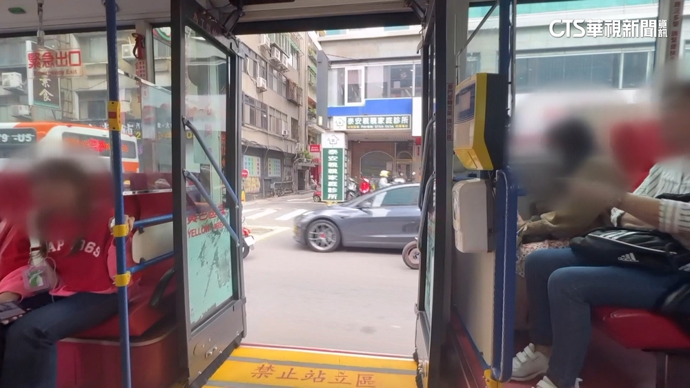 公車疑後門沒關行駛　大路口轉彎！乘客險甩車外