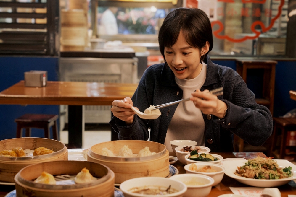 簡嫚書劇中狂嗑美食，大吃小籠包 / 圖 發起日影視提供