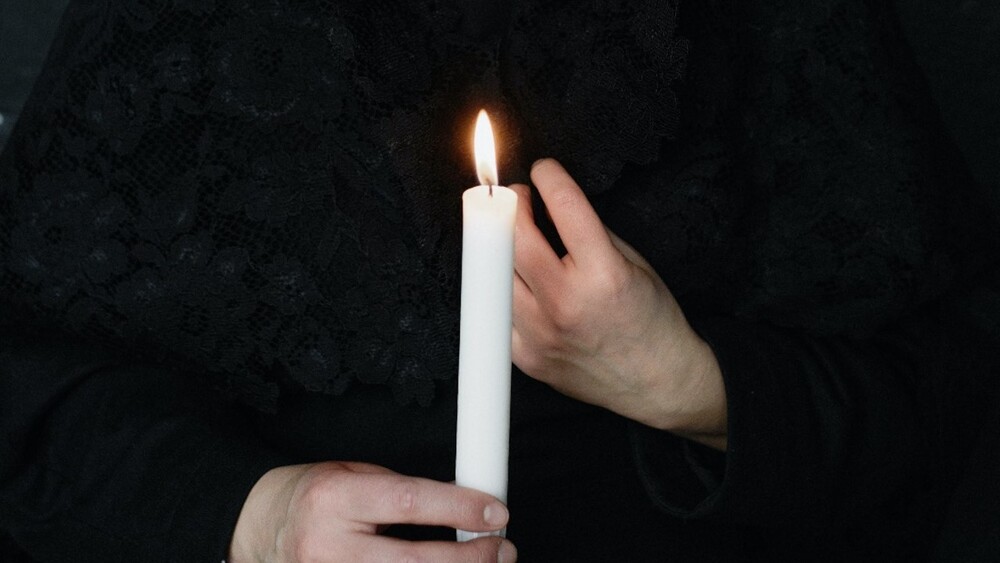 25歲女「替自己辦葬禮」　朋友們淚擁道別：人生沒遺憾了