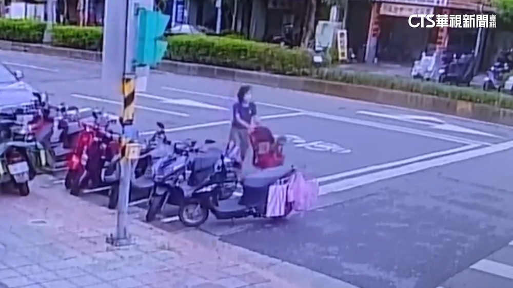 婦過馬路停20秒抱狗進推車　害騎士慘摔遭判刑3月