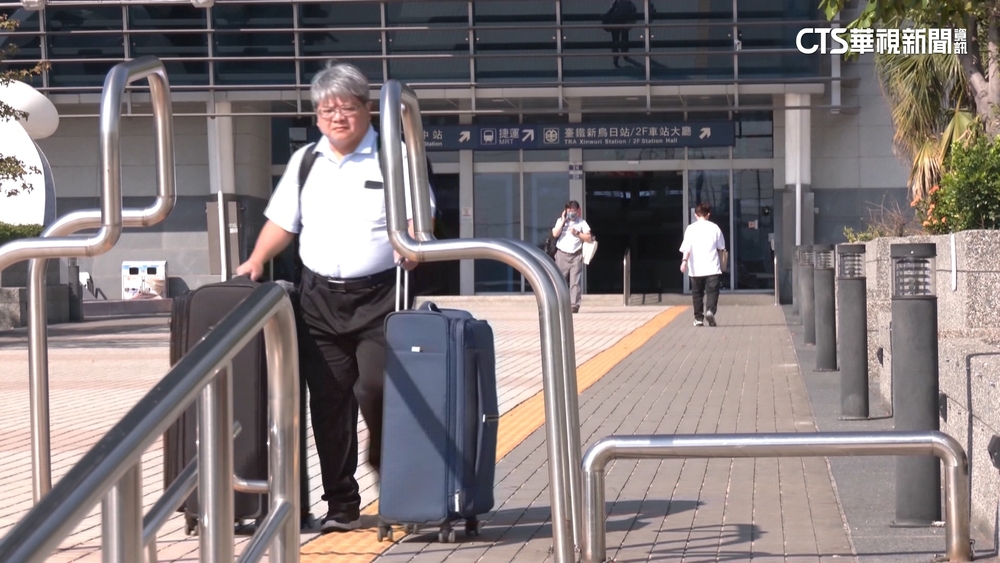 台中新烏日站行穿線設太遠！　民眾「切西瓜」險象環生