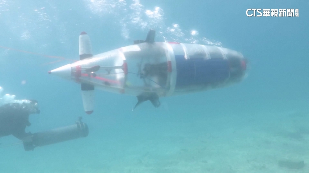 德國「踩踏動力潛水艇」　潛水員用「鰭」前進