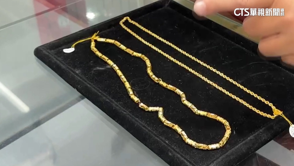 少年搶銀樓！　外送員飛車追　香腸哥飛踢踹匪