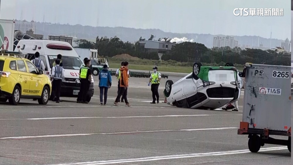 與桃機「航機拖車」碰撞　「空廚加餐車」翻覆駕駛送醫