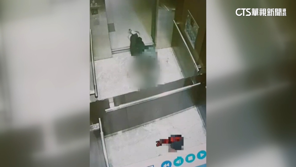 輪椅不給停放社區停車場　身障男爬進電梯滿身汗