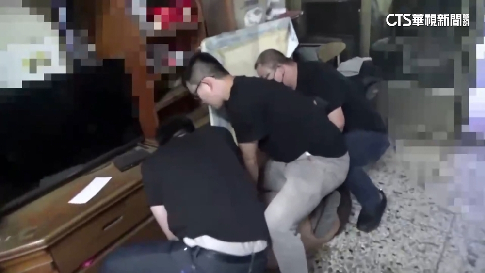 兄弟檔臉書開總統大選賭盤　亮刀拒捕遭警壓制