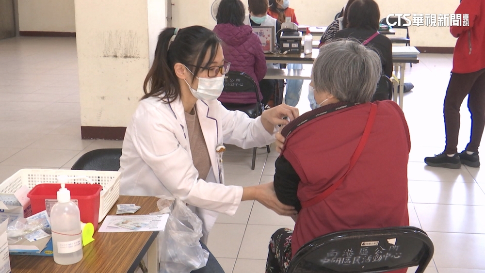 50歲以上公費流感開打　連鎖超市接種送香蕉