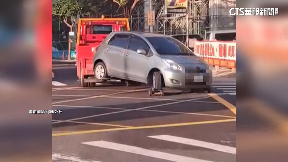 拖吊作業！轎車「車頭沒鎖死」蛇行滑動　民眾嚇壞