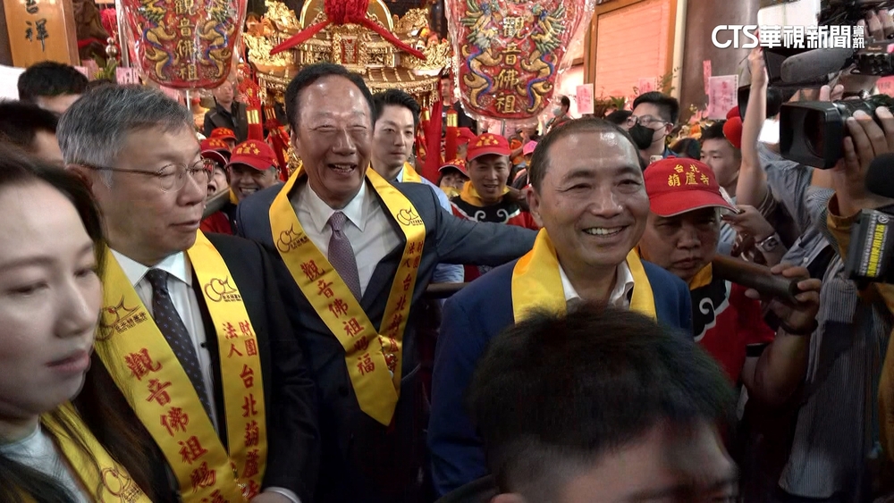 柯侯郭同台座位換8次　柯郭坐一起...侯「有距離」