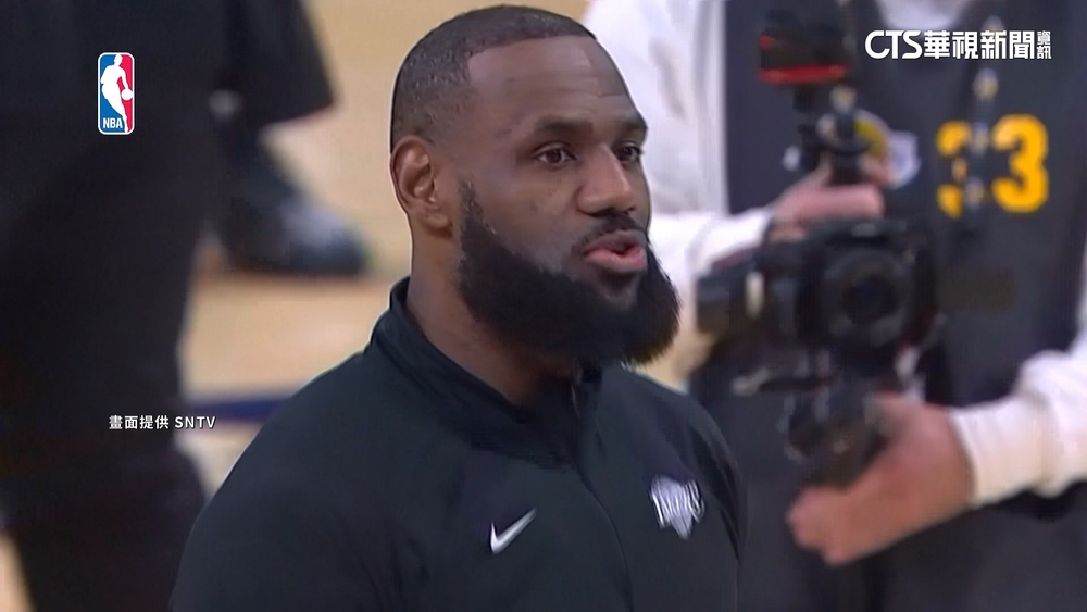 掉鞋又如何？！　LeBron穿鞋後「一條龍」籃下爆扣！