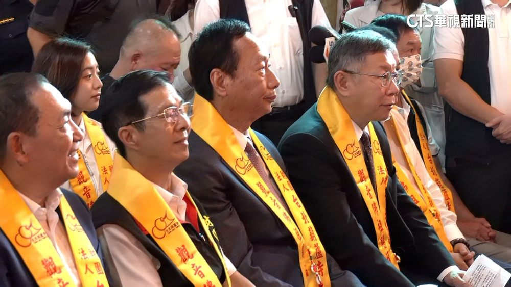 同台座位大風吹喬了8次　柯郭坐一起.侯「邊緣」