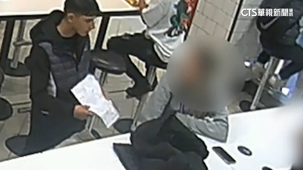 手機放桌上十秒遭竊　「紙張障眼法」瞬間得手