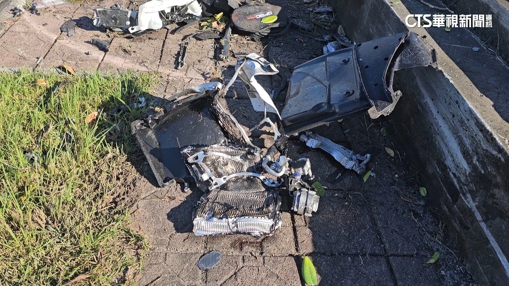 2300萬法拉利自撞分隔島　駕駛.乘客輕傷