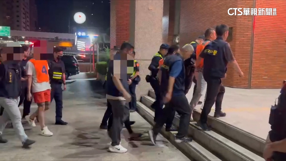 離譜挑釁包圍警局！　竟因醉男被嘲笑「臉丟大」