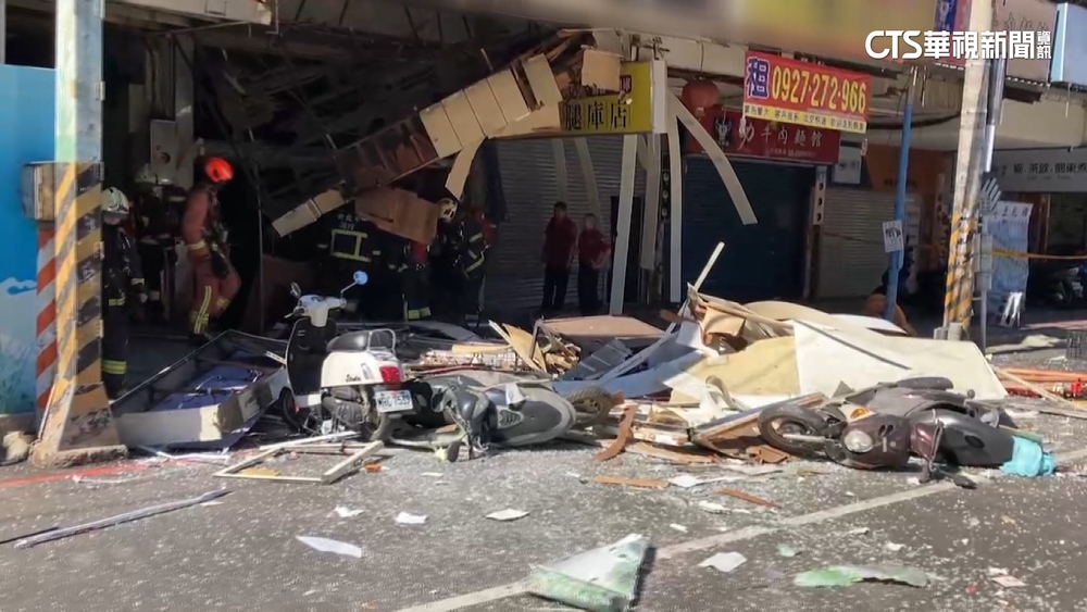 新莊小火鍋店氣爆　雙向道路全都是招牌殘骸