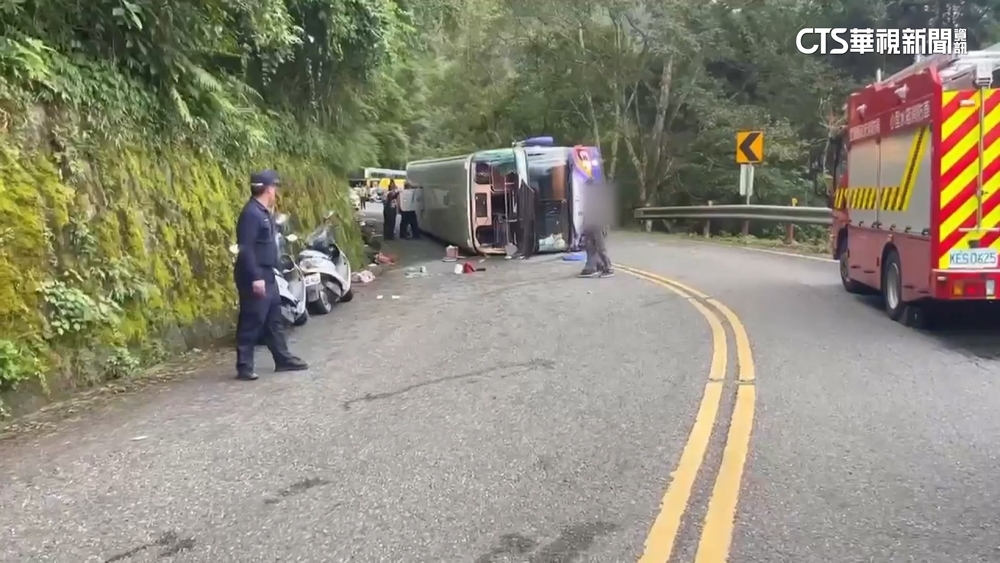 疑剎車失靈撞山壁翻覆　42人遊覽車38輕重傷1不治